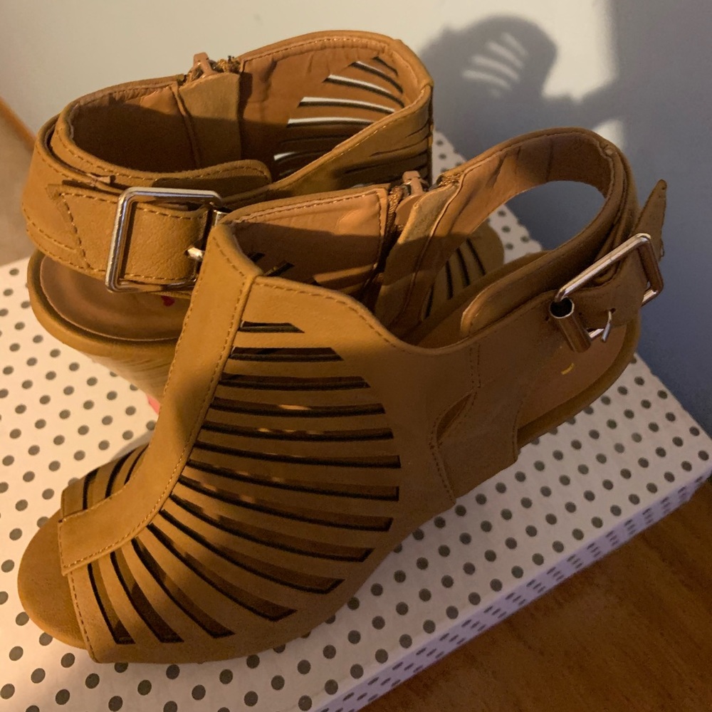Women cut out cages buckle slug chunky shoes. - Picture 5 of 5